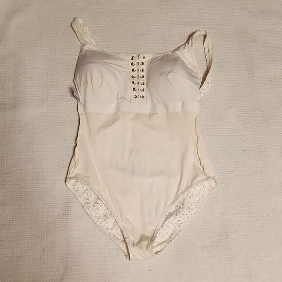 Watercult white/cream Eyelet one piece lace-up front swimsuit - Picture 11 of 12